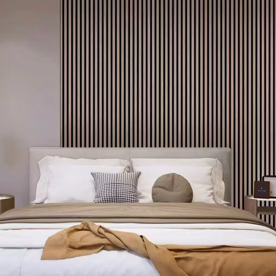 Les panneaux muraux à lattes transforment l'entrée en un design moderne et durable