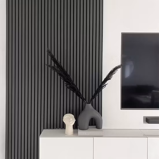 Un élégant panneau décoratif en lattes de bois transforme instantanément les murs